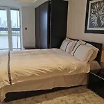 Homestay Room In Flat With Stunning Thames River View