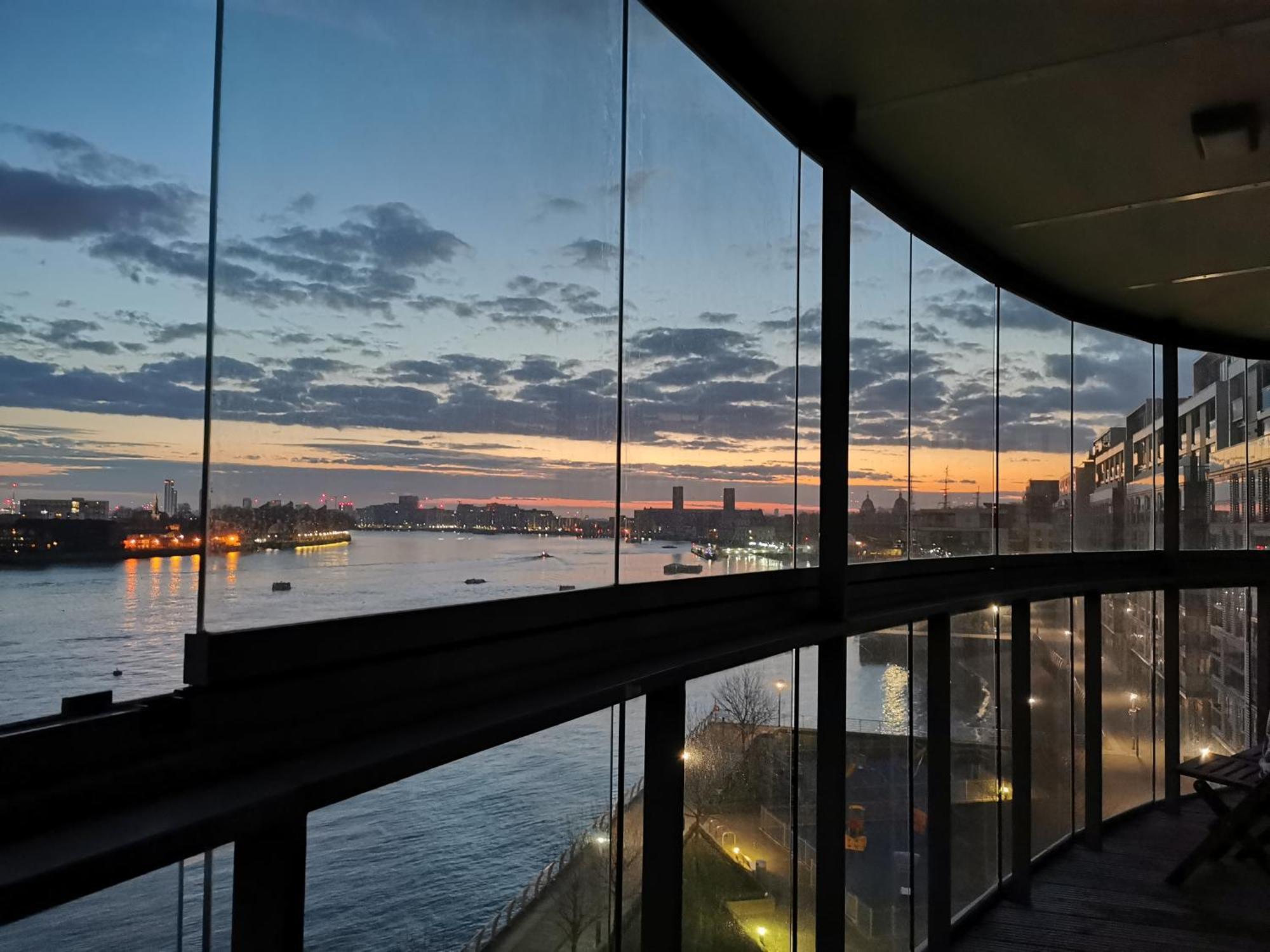 In Flat With Stunning Thames River View * Londra